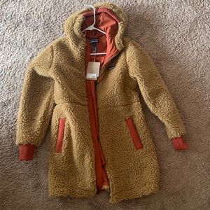 Brand new, never been worn Patagonia parka. SOLD